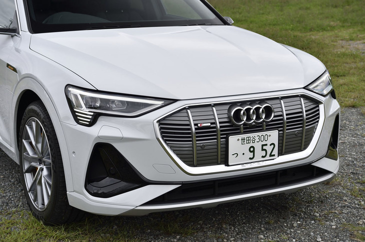 アウディのSUVモデルに共通する八角形のシングルフレームグリルを採用する「e-tronスポーツバック」。今回試乗した「ファーストエディション」は、アコースティックサイドガラス、Bang ＆ Olufsen 3Dサウンドシステム、パワークロージングドアなどからなる「サイレンスパッケージ」のほか、21インチアルミホイールやオレンジ色のブレーキキャリパーなどを標準装備する日本導入記念モデルだ。
