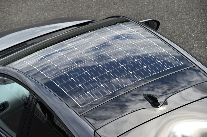 「ソーラー充電システム」装着車は、EV走行用エネルギーの一部を太陽光でまかなうことができる。写真は、そのルーフに見られるソーラーパネル。