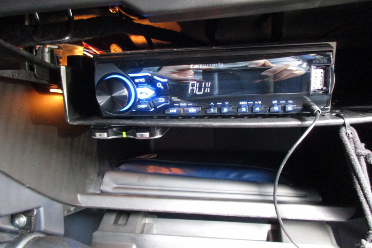 「デルタ」のグローブボックス内に新たに取り付けた新オーディオシステム。