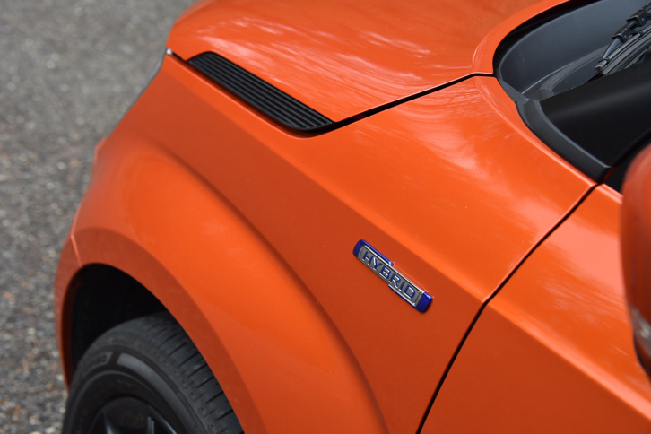 フェンダーパネルに装着された「HYBRID」のバッジ。「イグニス」は全グレードにリチウムイオンバッテリーとモーター機能付き発電機を使ったモーターアシストシステムが搭載されている。