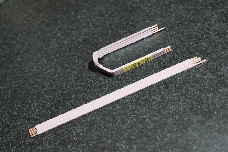 まずはワイヤーを切断し、4本1セットで成形。ちなみに、ひとつのステータにはこのワイヤーが288本挿入される。