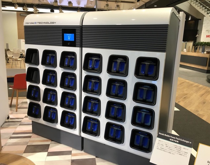 こちらは規格化された充電ステーション「Honda Mobile Power Pack Exchanger e：」。いずれ、日本の街なかでもこのスタンドを見かける日がやってくる？