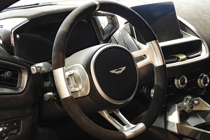 アストンマーティン・ヴァリアント（ステアリングホイール）
