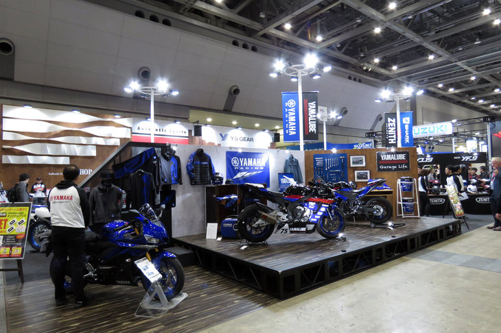 東京モーターサイクルショー2019の会場より、ワイズギアのブースの様子。