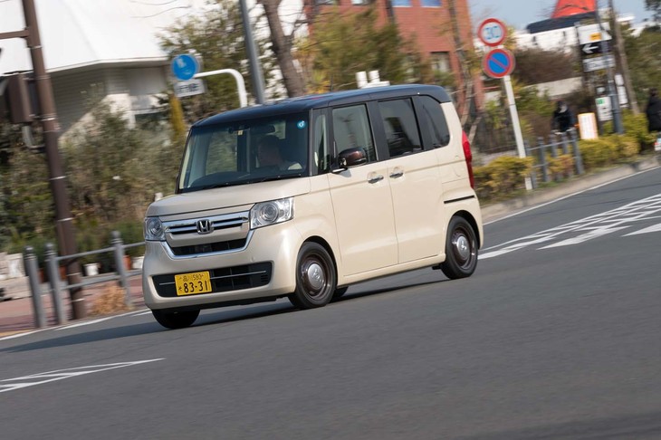 カーブでは盛大なロールに見舞われる。それは車体の形状や構造的に仕方のないことではある。