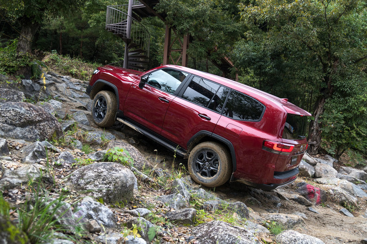 「GRスポーツ」でクロールコントロールを試したところ、モーグルもロックも沢登りも、（ハンドル操作を除き）自動でこなしてしまった。悪路走行でドライバーが不要になるのも、時間の問題かもしれない……。