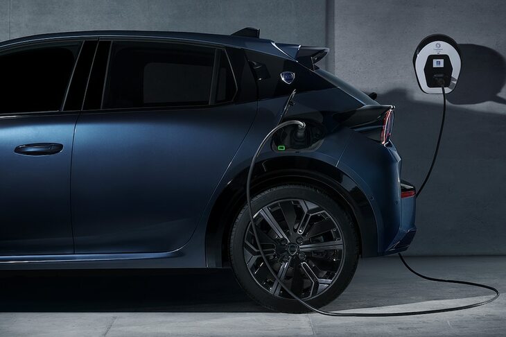 2025年夏（イタリアでは2024年夏から）の市場導入時は、イプシロンのラインナップはBEV仕様のみとなる。マイルドハイブリッドはその後に登場する予定だ。