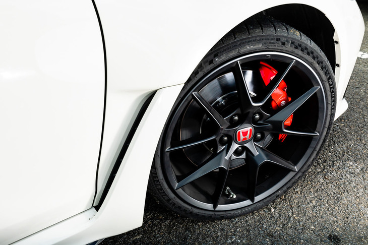 試乗車にはホンダが“補修パーツ品”として用意するハイグリップタイヤ「ミシュラン・パイロットスポーツ カップ2コネクト」が装着されていた。サイズは265/30ZR19。加速性能とグリップ力を重視し、先代より幅広、かつ若干小径となっている。