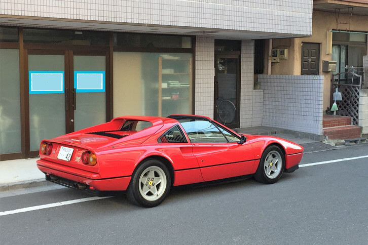 車高の低い状態の「328GTS」もカッコいいのだが……。