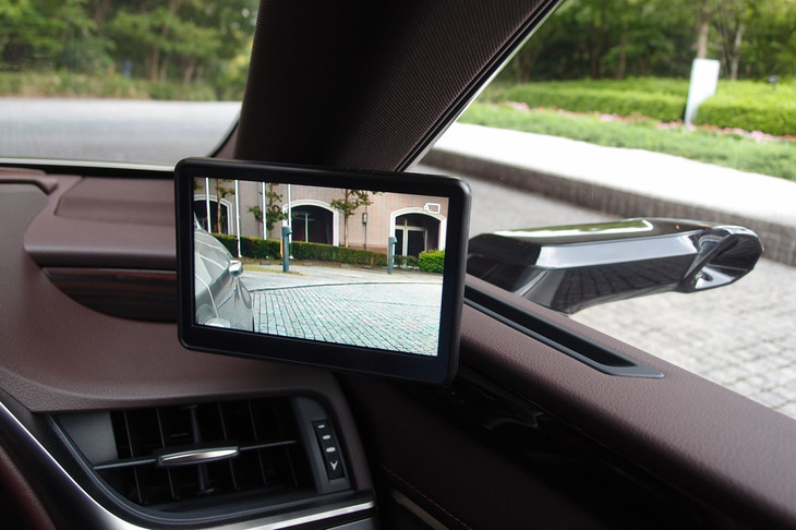 「デジタルアウターミラー」の映像は、左右Aピラーの付け根に備わる5インチモニターに表示される。写真は運転席側（右側）のもの。