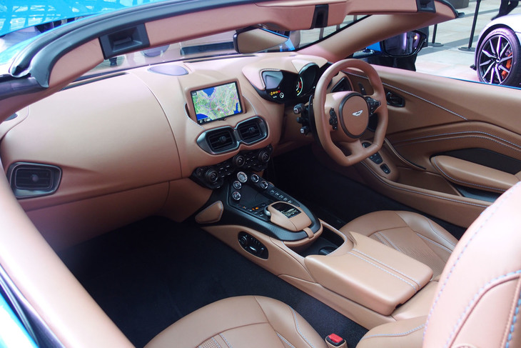 「ヴァンテージ ロードスター」のインテリア。車体後部のトランクスペースにはゴルフバッグを1つ積載できるという。