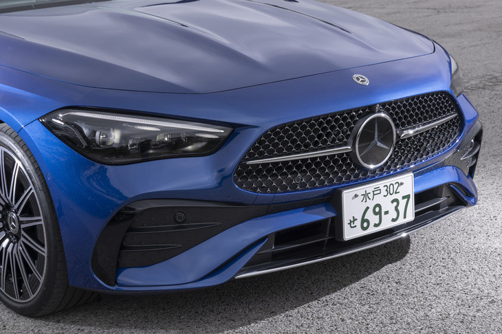 片側100万画素以上の高解像度を誇る「デジタルライト」を標準で装備。対向車や標識への遮光を極めて精密に行うと同時に、配光制御も飛躍的に高精度化されている。