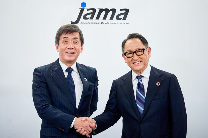 現自工会会長の豊田章男氏（写真向かって右）と、新たに会長に就任する片山正則氏（同左）。豊田氏のもとで改革を果たした自工会を、片山氏はどのようにかじ取りするのだろうか。