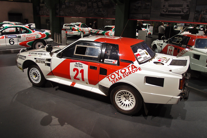 1985年のサファリラリーで優勝した「トヨタ・セリカ ツインカムターボ」（TA64）のリアビュー。