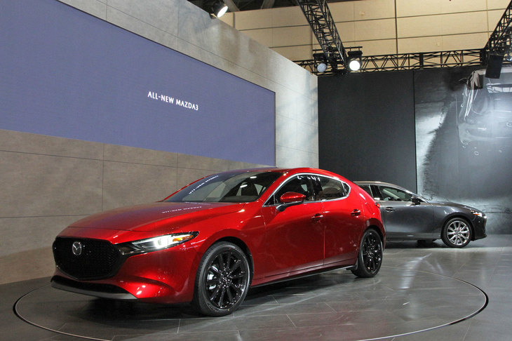 マツダブースにて、「マツダ3ハッチバック」（手前）と「同セダン」（奥）。