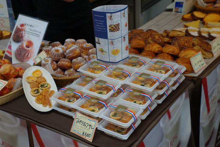 再び飲食店のブースへ。パティシエ・シマ東京麹町の人気アミューズであるアペリティフサレ。おいしそうなガレットとキッシュが5種類入っている。こちらも、今回のイベントに合わせてつくられた新メニュー。