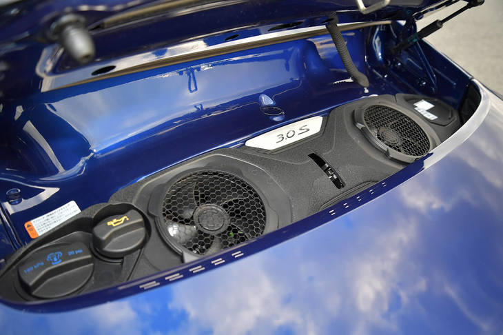 新型の「カレラS」「カレラ4S」ともに3リッター水平対向6気筒ターボエンジンを搭載。最高出力はともに450PS。（写真＝池之平昌信）