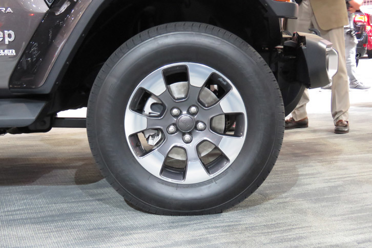 ジープ・ラングラー アンリミテッド サハラ（タイヤとホイール）