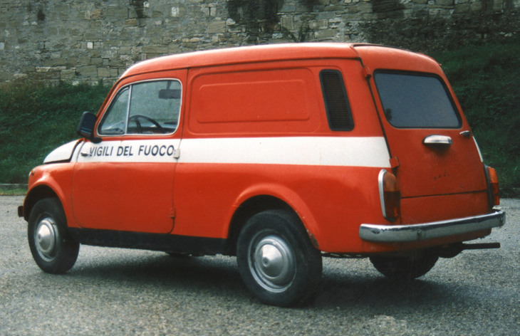 「ジャルディニエラ」には、2座の商用車仕様「フルゴンチーノ」も存在した。これは消防署で使われていたもの。レジストロ・アウトビアンキのアーカイブから。