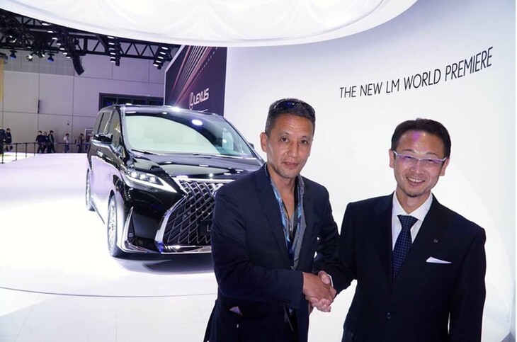 実は吉岡さんは初代「レクサスLM」も担当。8年半ぶりといいつつ、世界初披露された上海モーターショーの会場で“レクサスの”吉岡さんにも話を聞いていた。