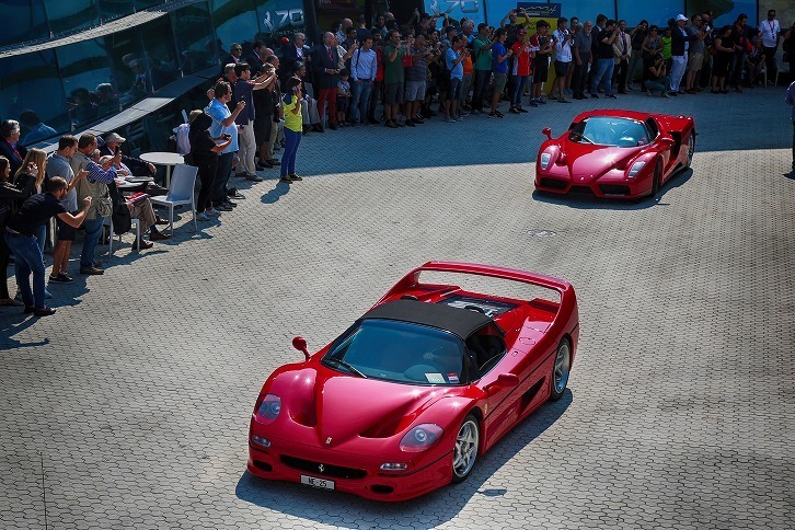マラネッロの市街地で行われたフェラーリパレードの様子。