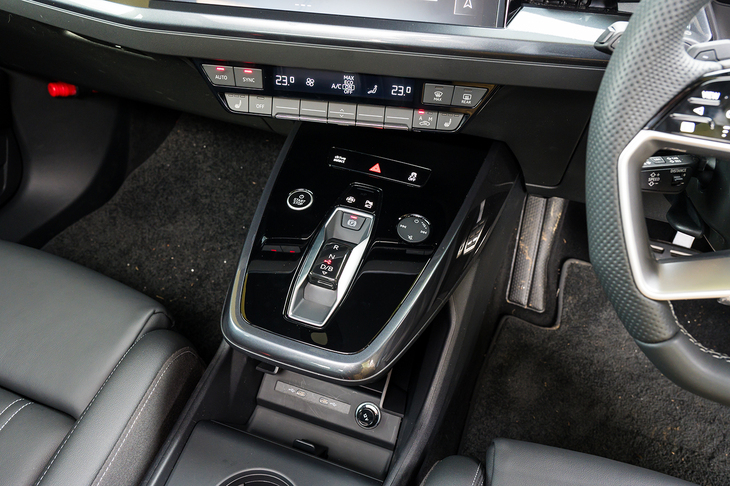 センターコンソールはダッシュボードの中央から庇（ひさし）のように突き出している。ドライバー側にある丸いボタンはオーディオのタッチスイッチとなっており、表面をなぞると音量がコントロールできる。