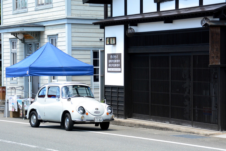 昔ながらの薬屋前に置かれた1966年型「スバル360DX」。まるでタイムスリップしたかのような光景を生み出していた。