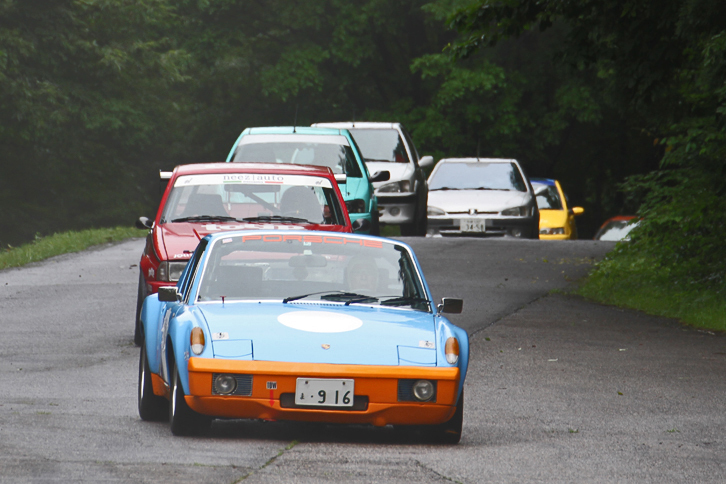 スタート前、連なって完熟走行する参加車両。