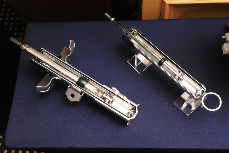 「カローラ」シリーズに採用される前後ダンパーのカット模型。乗員の目線のぶれを低減し、快適性を向上するべく改良が加えられた。