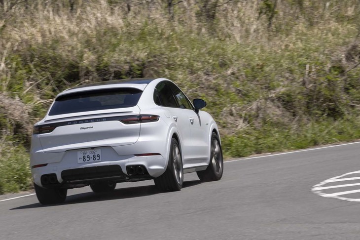 「カイエンEハイブリッド クーペ」には「PASM（ポルシェアクティブサスペンションマネジメント）」とセットでエアサスペンションがオプション設定される。後輪操舵システムも34万1000円のオプションとして選択できる。