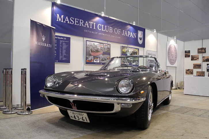 MASERATI CLUB JAPANのブースに展示された「マセラティ・ミストラル スパイダー 3.5」。
			 