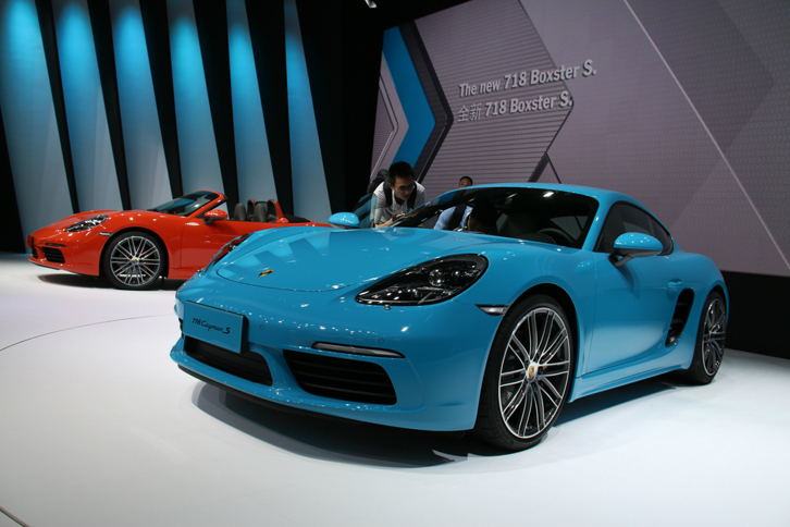 「ポルシェ718ケイマン」。「ボクスター」に続き、ケイマンにも“718”の名が冠せられた4気筒ターボモデルが誕生した。