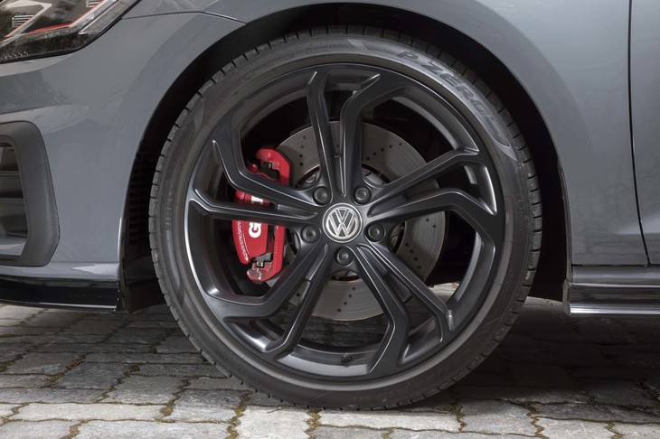 マットブラックの19インチアルミホイールも「GTI TCR」専用装備。ブレーキは前後ともベンチレーテッドディスクを採用する。