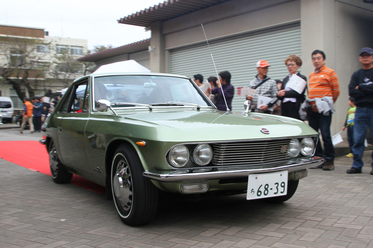 1967年「日産シルビア」。純正キャップ付きのスチールホイールにホワイトリボン入りタイヤ、フェンダーミラーなど、オリジナルの姿が保たれた初代シルビア。