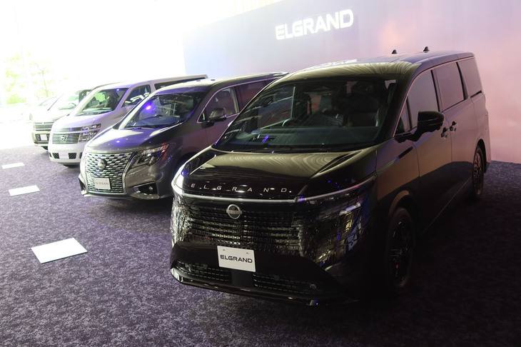 発表会場に展示された、歴代「日産エルグランド」。
