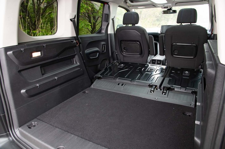 リアシートの背もたれをすべて倒した場合の荷室容量は2126リッター。