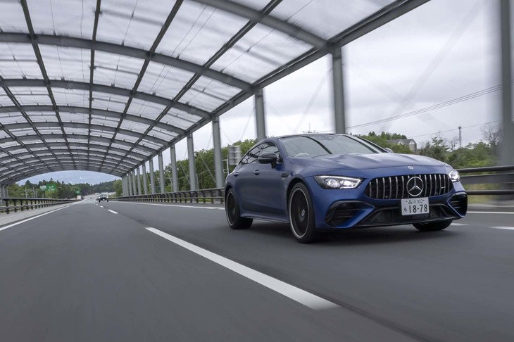 パワーユニットは48Vマイルドハイブリッドの3リッター直6エンジン「M256」。ターボに加えて低回転域の過給を担当する電動スーパーチャージャーが搭載されている。