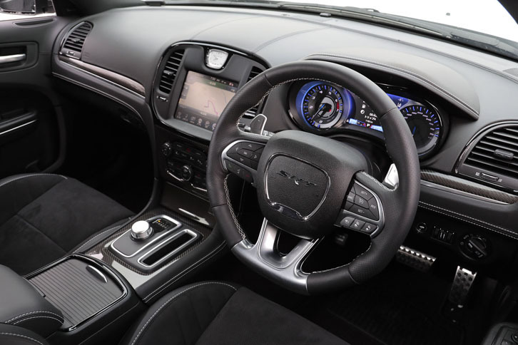「クライスラー300 SRT8」のインテリア。日本仕様は、右ハンドルのみの設定となる。