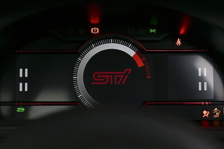 「STI」のロゴとボルドーのリング加飾が採用される「BRZ STI Sport」専用のメーターパネル。