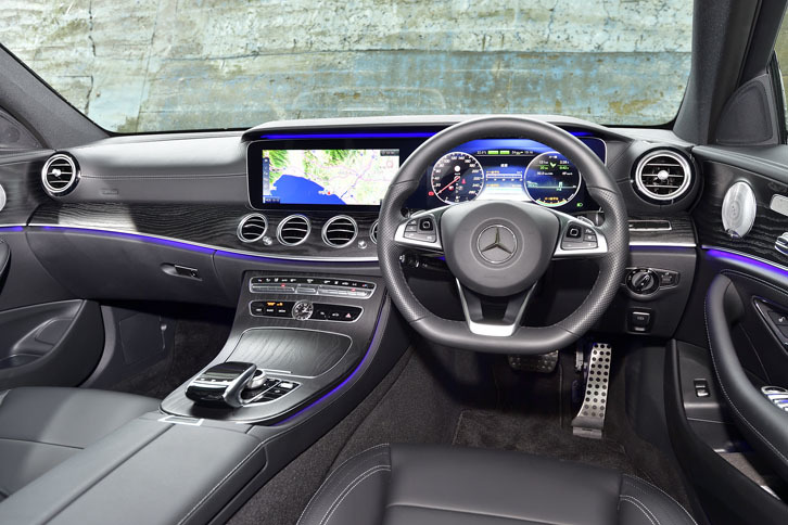 「アバンギャルド スポーツ」のグレード名が示すとおり、内外装ともスポーティーな仕立てとなる。内装ではAMGスポーツステアリングやレザーARTICOダッシュボード、ステンレスアクセル＆ブレーキペダルなどが標準で備わる。