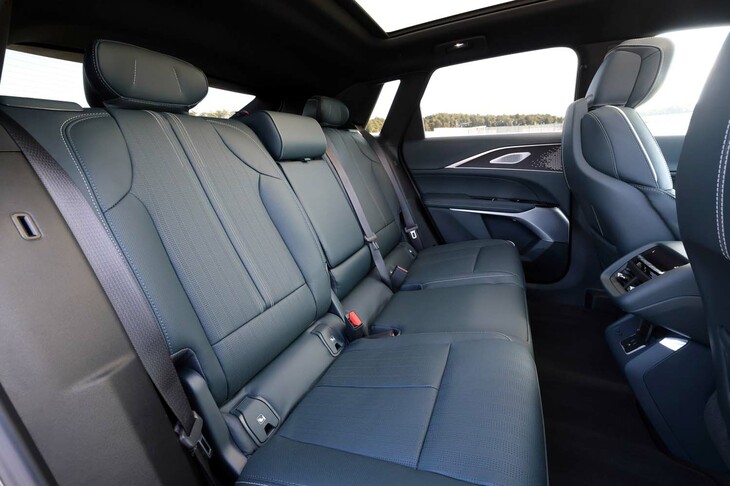 リアシートはセグメントトップとうたわれるレッグルームの広さが魅力。後席用エアコンや2口のUSB Type-Cポートなどが用意される。