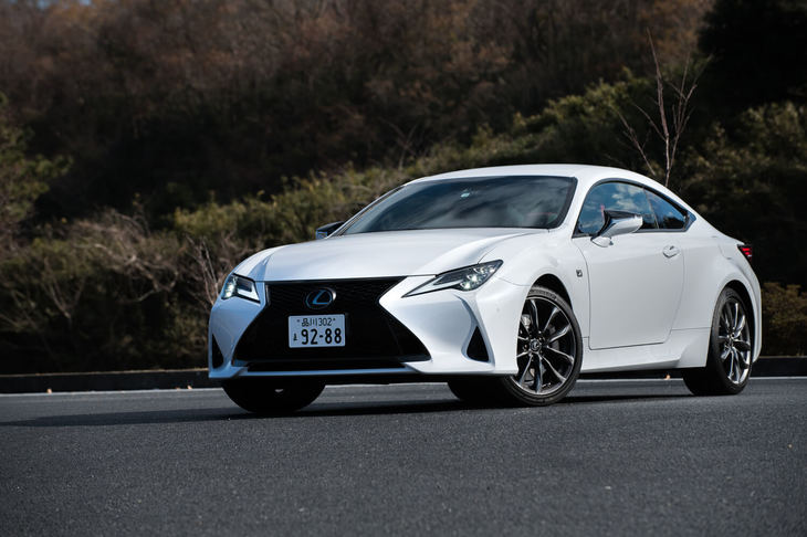 「レクサスRC」のマイナーチェンジモデルが発売されたのは2018年10月末のこと。外装に「LC」と同様の要素が付与されたほか、走行面でもLCに通ずる上質さを目指した改良が加えられている。