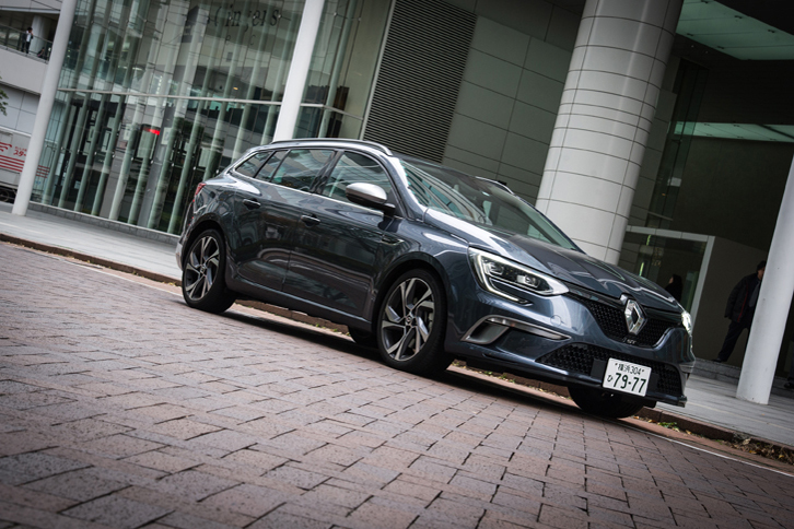 「ルノー・メガーヌ」のワゴンは、これまで「ブレーク」や「エステート」などと呼ばれていたが、今回のモデルでは、新たに「スポーツツアラー」という名称が与えられた。