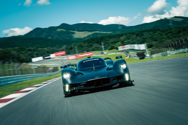 富士スピードウェイで行われた「アストンマーティン・ヴァルキリーAMR Pro」披露会の様子。