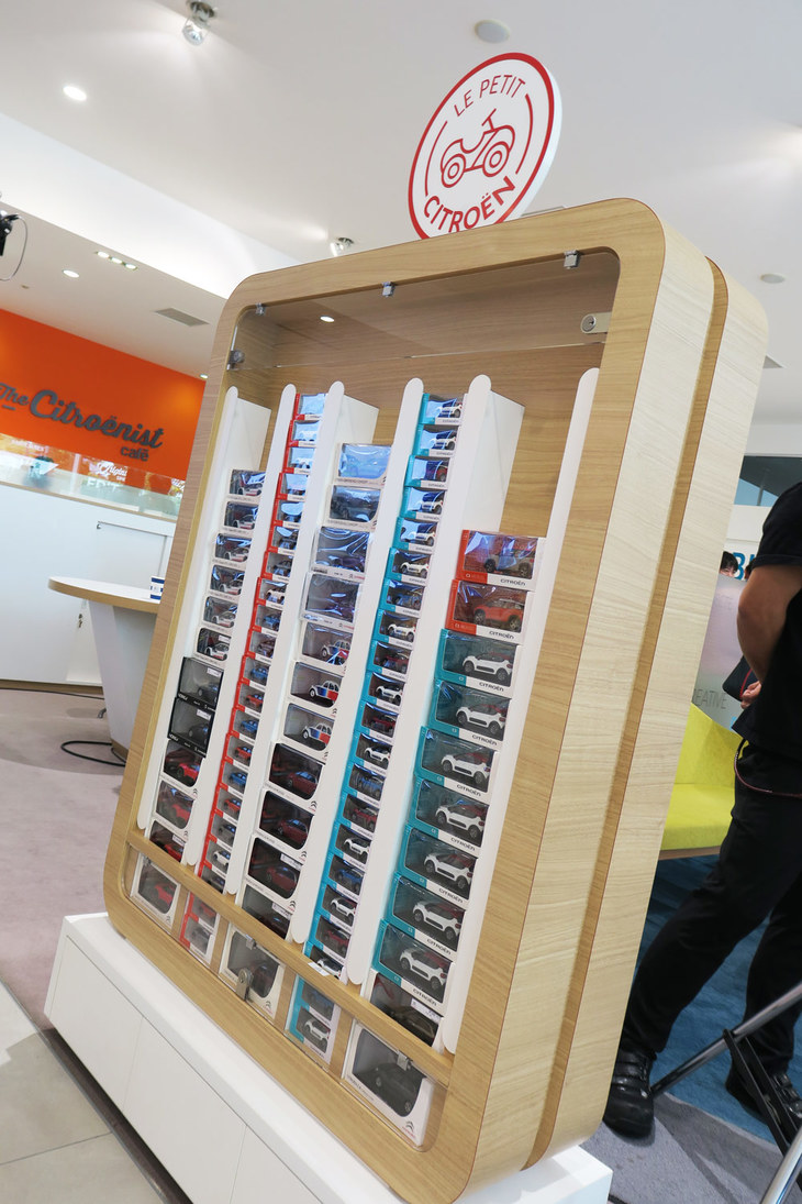 こちらはミニチュアカーの展示。ミニチュアカーそのものはもちろん、角のないウッドのショーケースも非常におしゃれ。