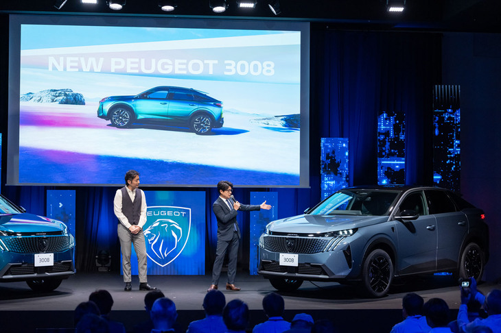 「プジョー3008」の発表イベントでステージに立ったプジョーブランド統括の小川準平氏（写真左）と司会・進行の安東弘樹氏（同右）。