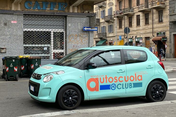 トリノで。2代目「シトロエンC1」。イタリア自動車クラブ（ACI）が運営する教習所のものである。2022年。