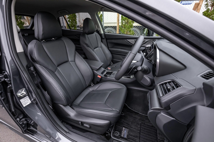 試乗車は、オプションの「ブラックレザーセレクション」の選択により、本革シート（前席ヒーター付き）が装備されていた。標準仕様の表皮はファブリックとトリコットのコンビとなるが、従来型とは異なる材質が用いられている。