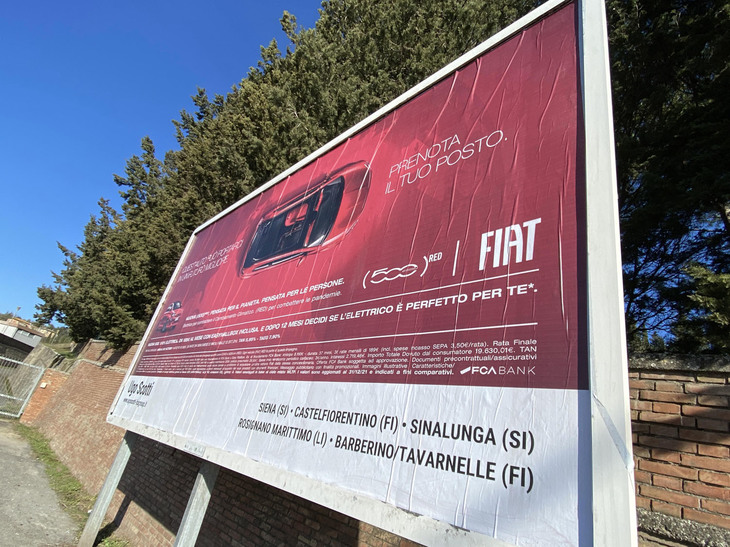 2022年1月にシエナで撮影したフィアットの街頭広告。クルマから降りれば判読できるかと思ったが、見上げた首が疲れて、途中で断念した。
