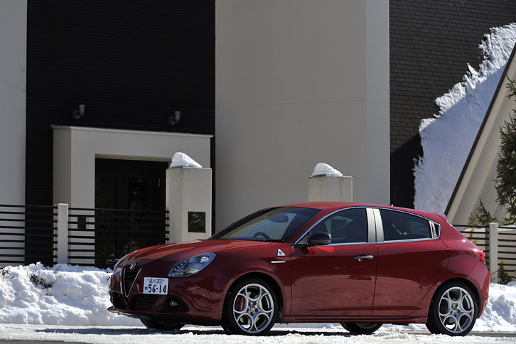 雪景色の長野・軽井沢で。今回のテスト車は、ピレリの冬用タイヤ「ウインター ソットゼロ3」（225/40R18 92V）を装着していた。